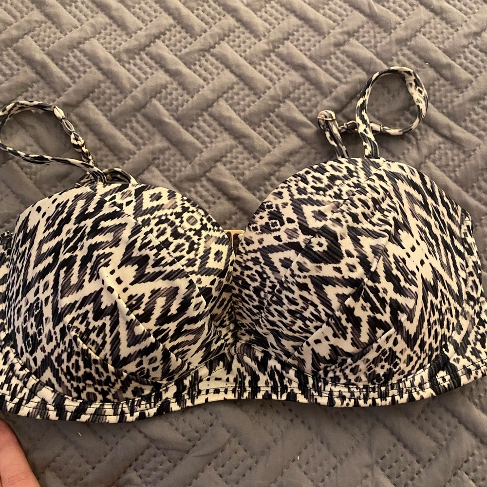 Victoria’s Secret 34D underwire baiting suit top